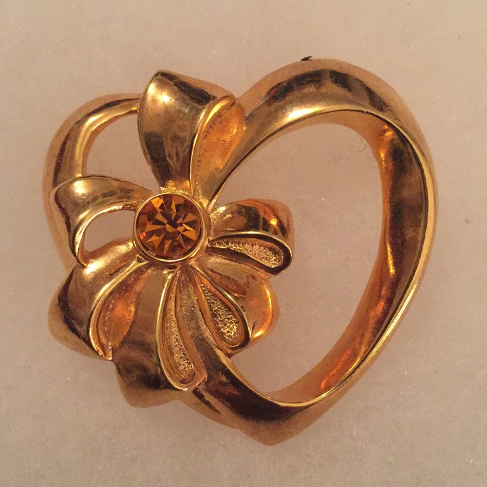 ❣️SOLD❣️Gold tone heart shaped pin. Amber